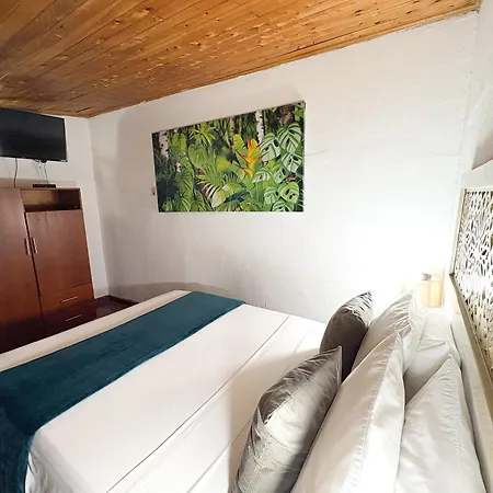 Hotel At The Park 3*